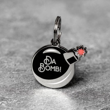 Médaille pour chien Da Bombe - Two Tails Pet Company - le Maître des Lieux