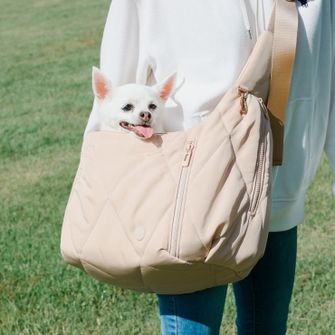 Sac de transport matelassé à bandoulière pour petit chien - Pups & Bubs Cloud Crossbody beige - le Maître des Lieux