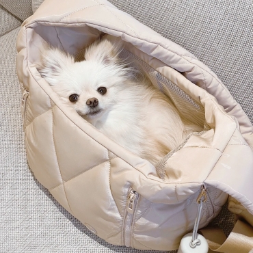Sac de transport matelassé à bandoulière pour petit chien - Pups & Bubs Cloud Crossbody beige - le Maître des Lieux