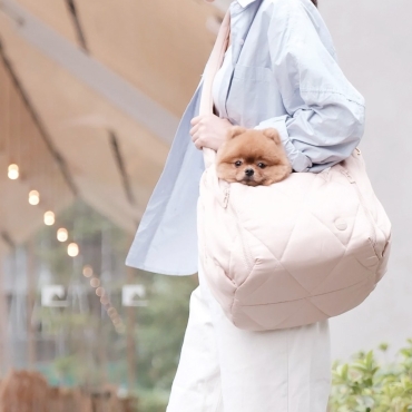 Sac de transport matelassé à bandoulière pour petit chien - Pups & Bubs Cloud Crossbody beige - le Maître des Lieux