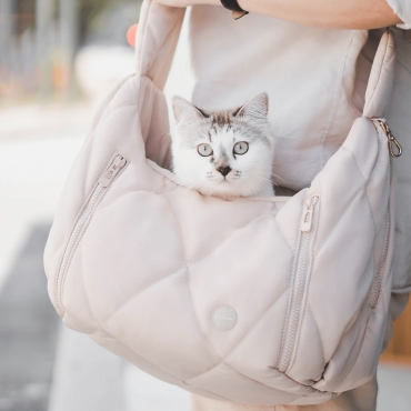 Sac de transport matelassé à bandoulière pour petit chien - Pups & Bubs Cloud Crossbody beige - le Maître des Lieux