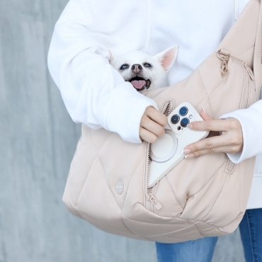 Sac de transport matelassé à bandoulière pour petit chien - Pups & Bubs Cloud Crossbody beige - le Maître des Lieux