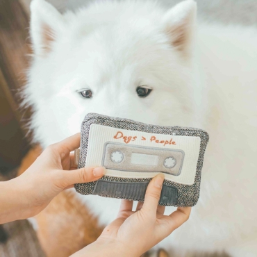 Peluche de fouille Cassette Audio - Lambwolf Collective - le Maître des Lieux
